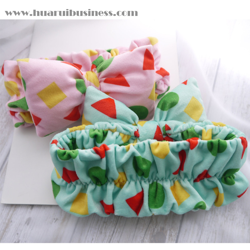 Cắt ngắn với bộ lông tay in, viền ren, bandeau