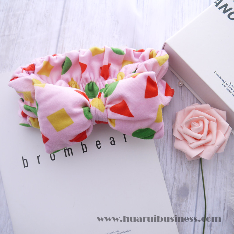 Cắt ngắn với bộ lông tay in, viền ren, bandeau