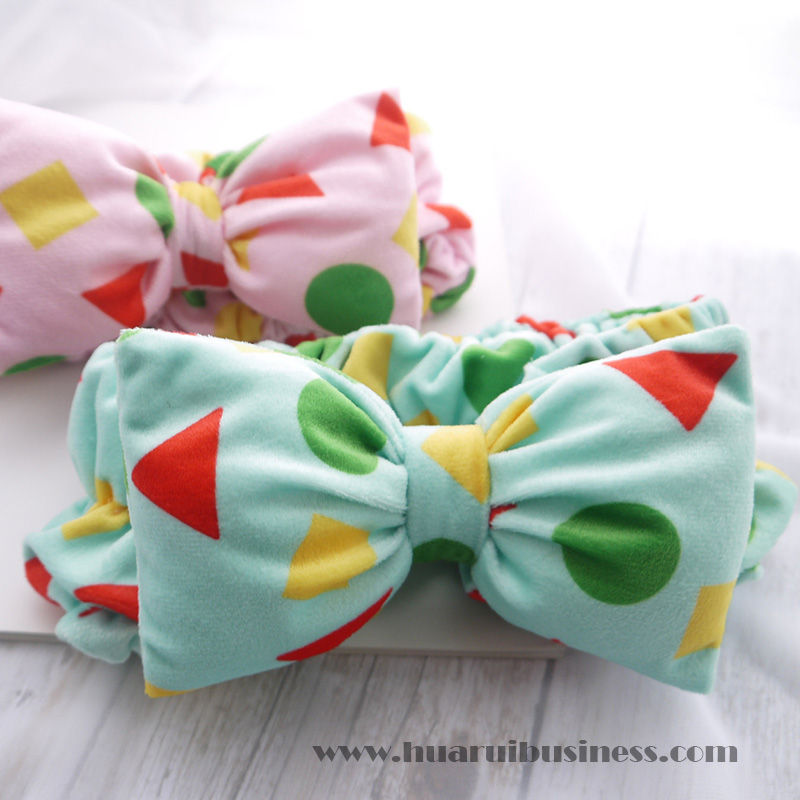 Cắt ngắn với bộ lông tay in, viền ren, bandeau