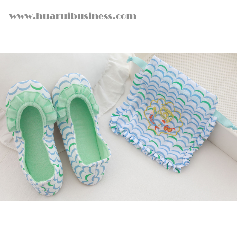 đôi giày ở nhà có đăng-ten, khớp với túi đựng đồ.Hey, hey, hey, hey.