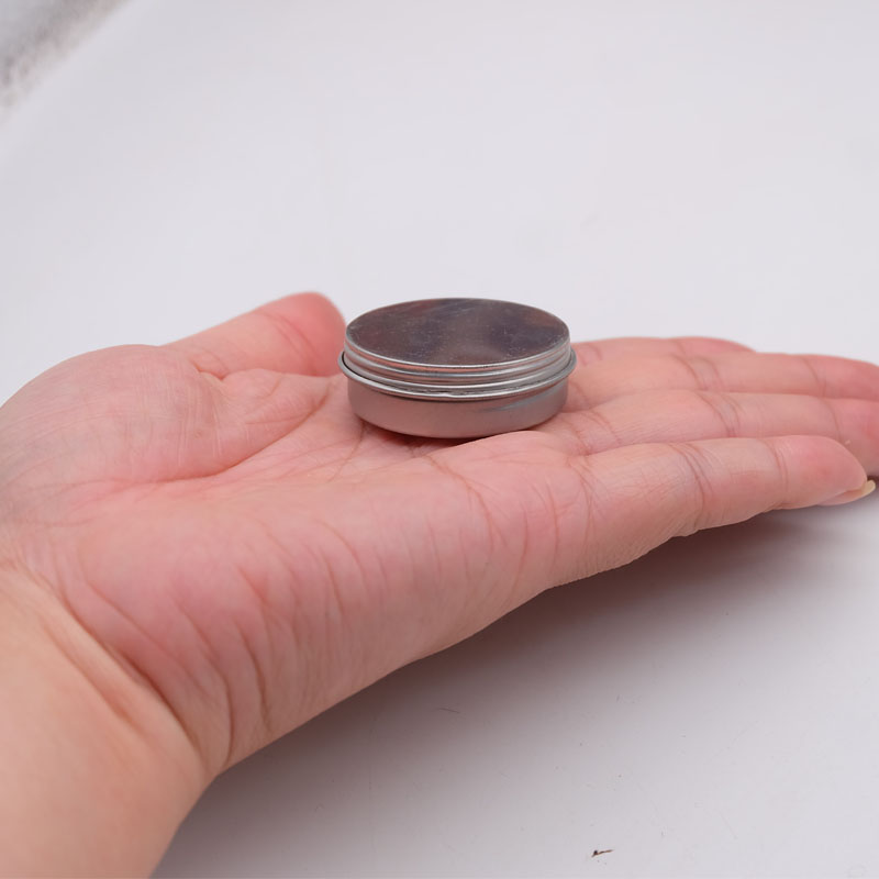 Hộp thiếc nhỏ có thể dùng cho sáp, nước hoa, thuốc, thạch cao.