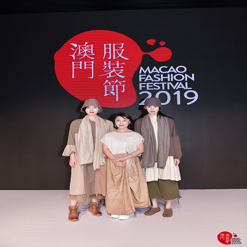 Retro và thanh lịch, kiểm tra áo cánh, quần kẻ sọc, váy kẻ sọc, yếu tố kẻ sọc không bao giờnhờn để mặc.