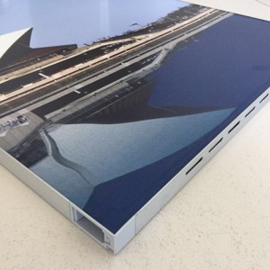 Kéo lên từ tường cao dựng ảnh