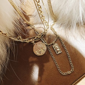 Chuỗi áo len đơn giản và đanăng