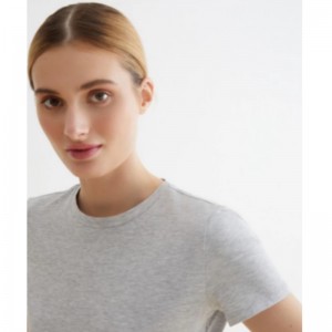 Áo thun màu xámnhạt được làm bằng không gây dị ứng