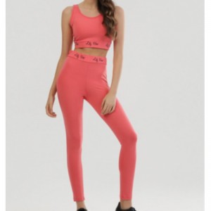 Bộ đồ thể thao màu hồng