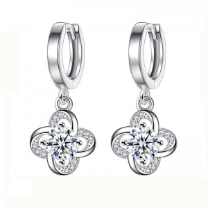 Bông tai cỏ ba lá bốn lá