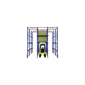 Lái xe trong giá đỡ pallet