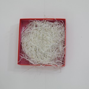 Màu đổ đầy giấy vụn