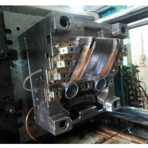 Khiên chắn sóng phunnước phun bằngnhựa mould-tự động