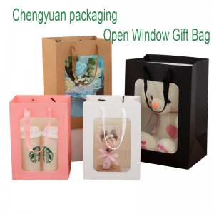 Mở túi giấy quà tặng cửa sổ