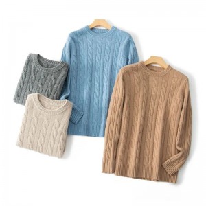 Người đàn ông có chiếc áo len dày của đàn ông.