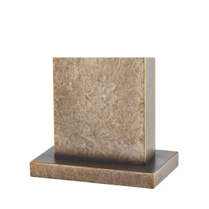 Đèn bàn sắt cổ trang trí ở lối vào không gian công cộng