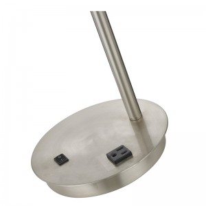 Đèn bàn Corbel với lớp hoàn thiệnniken, một công tắc rocker/off và một ổ cắm tiện lợi tại phòng khách