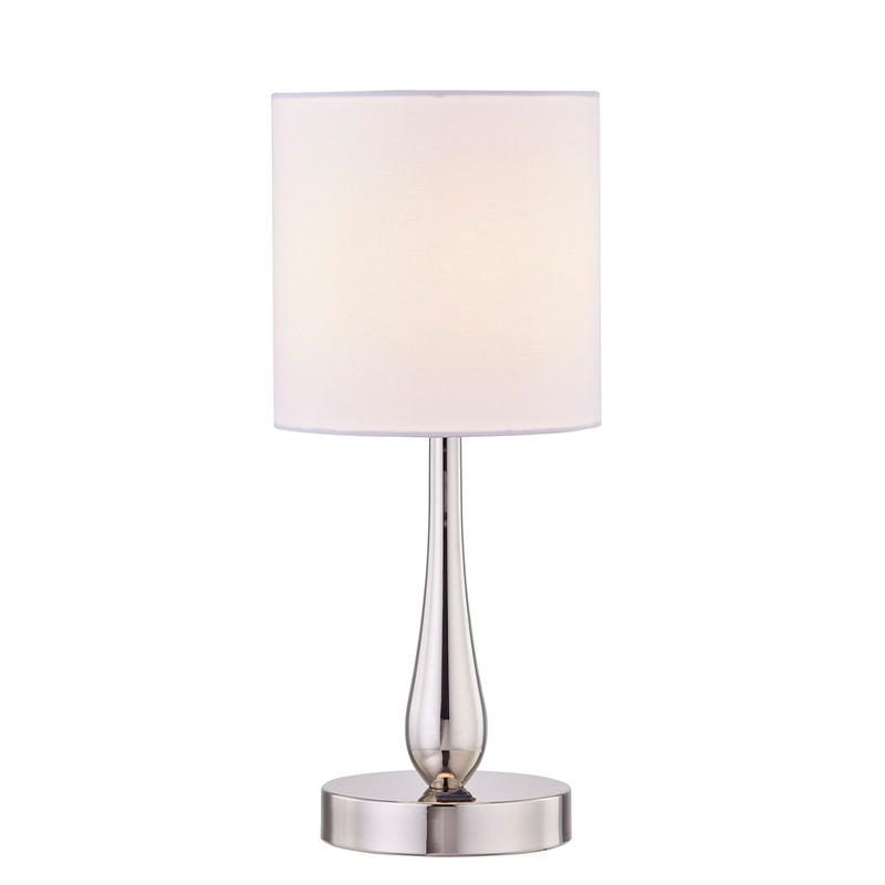 Đèn bàn phong cáchnhỏ với lớp hoàn thiệnniken được đánh bóng và một công tắc rocker/off xếp hàng tại phòng khách