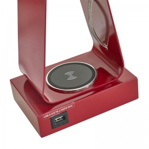 Đèn bànnhỏ với lớp hoàn thiện màu đỏ, cổng sạc USB, trạm sạc không dây và công tắc rocker/off tại phòng khách