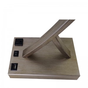 Đèn bàn hoàn thiện bạc cổ với một công tắc rocker/off, một ổ cắm tiện lợi và cổng sạc USB tại phòng khách