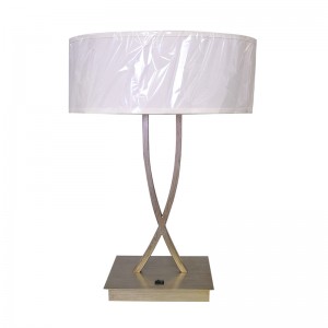 Hai đèn bàn hoàn thiện bằng bạc cổ bằng một công tắc rocker/off tại phòng khách