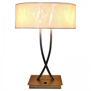 Hai đèn bàn hoàn thiện bằng bạc cổ bằng một công tắc rocker/off tại phòng khách