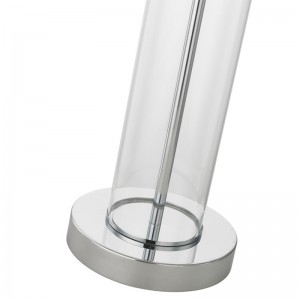 Đèn bàn kính trong với lớp hoàn thiện chrome được đánh bóng tại phòng khách của khách sạn