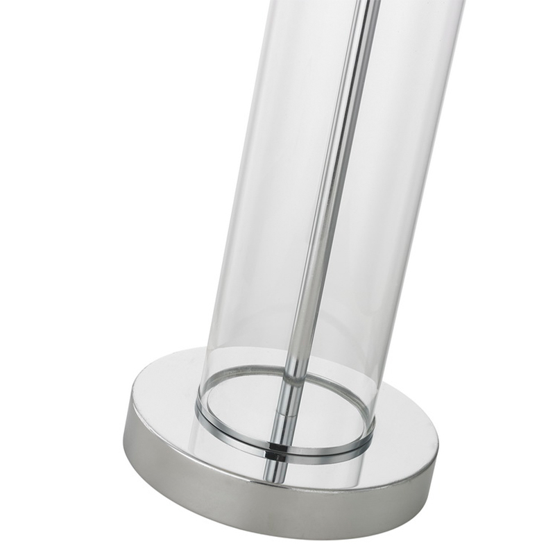 Đèn bàn kính trong với lớp hoàn thiện chrome được đánh bóng tại phòng khách của khách sạn