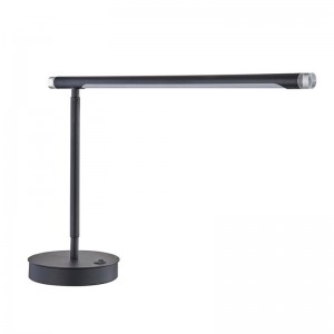 Đèn bàn đèn LED điều chỉnh Marriott với lớp hoàn thiện màu đen mờ và công tắc rocker/off tại phòng khách của khách sạn