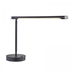 Đèn bàn đèn LED điều chỉnh Marriott với lớp hoàn thiện màu đen mờ và công tắc rocker/off tại phòng khách của khách sạn