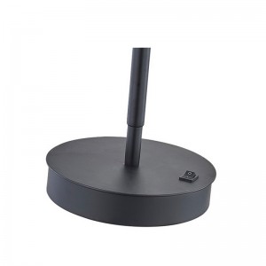 Đèn bàn đèn LED điều chỉnh Marriott với lớp hoàn thiện màu đen mờ và công tắc rocker/off tại phòng khách của khách sạn