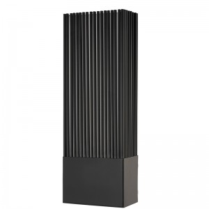 Hampton Inn Hotel Metal Wall Sconce với lớp hoàn thiện màu đen mờ và bộ khuếch tán acrylic bên trong tại khách sạn hành lang sàn điển hình