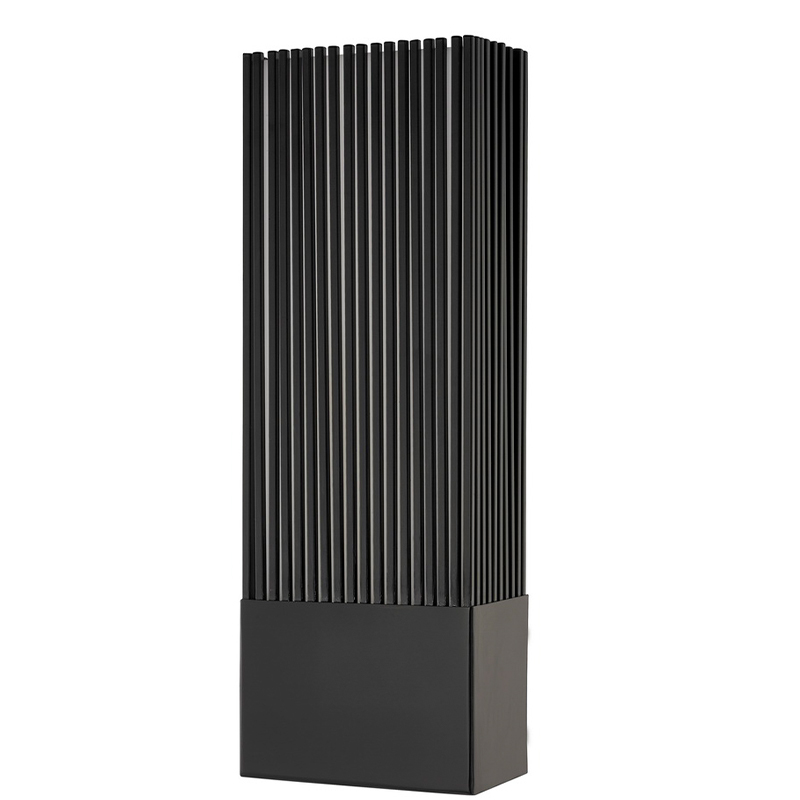 Hampton Inn Hotel Metal Wall Sconce với lớp hoàn thiện màu đen mờ và bộ khuếch tán acrylic bên trong tại khách sạn hành lang sàn điển hình