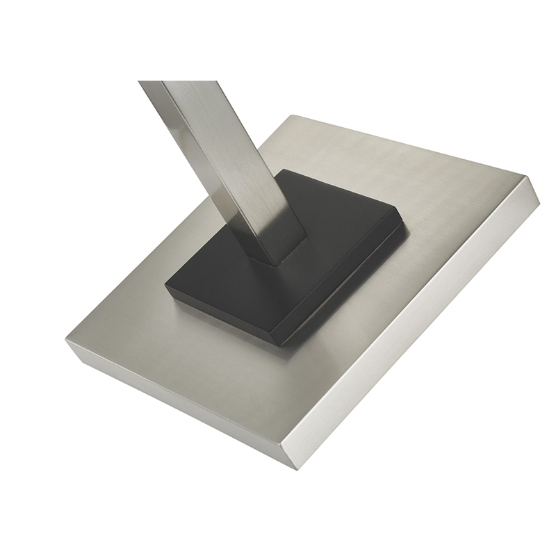 Đèn sàn kim loại khách sạn với lớp hoàn thiệnniken và màu đen tại phòng khách