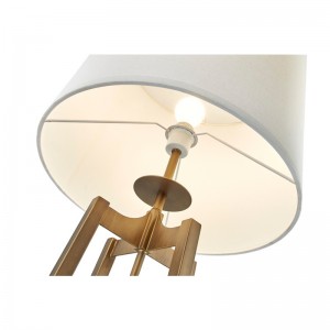 Sofa khách sạn Hyatt bên cạnh đèn sàn với hoàn thiện vàng cổ tại phòng khách