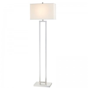 Sofa khách sạn Marriott bên cạnh đèn sàn với lớp hoàn thiệnniken ở phòng khách