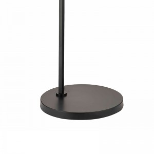 Ghế sofa khách sạn Waterwalk bên cạnh đèn sàn với lớp hoàn thiện màu đen mờ tại phòng khách