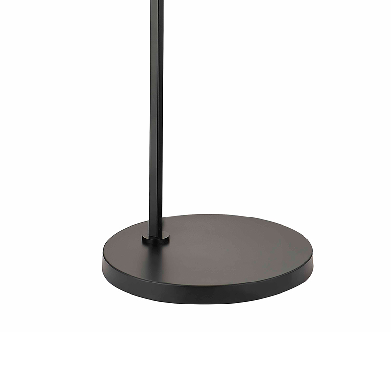 Ghế sofa khách sạn Waterwalk bên cạnh đèn sàn với lớp hoàn thiện màu đen mờ tại phòng khách