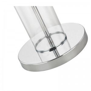 Đèn sàn kim loại khách sạn với lớp hoàn thiện crôm được đánh bóng tại ghế sofa bên cạnh phòng khách