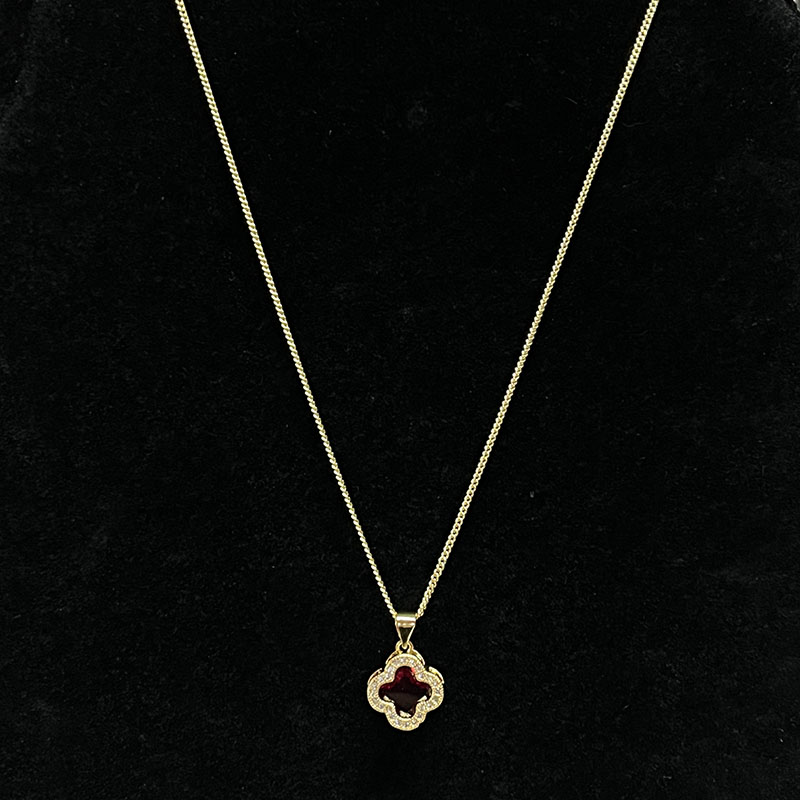 Radiant Ruby Blossom Gold-Vòng cổ hoa mạ với các điểmnhấn rõ ràng lấp lánh