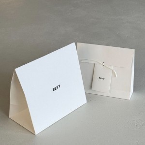 Tam giác tối giản sang trọng