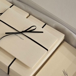 Tam giác tối giản sang trọng