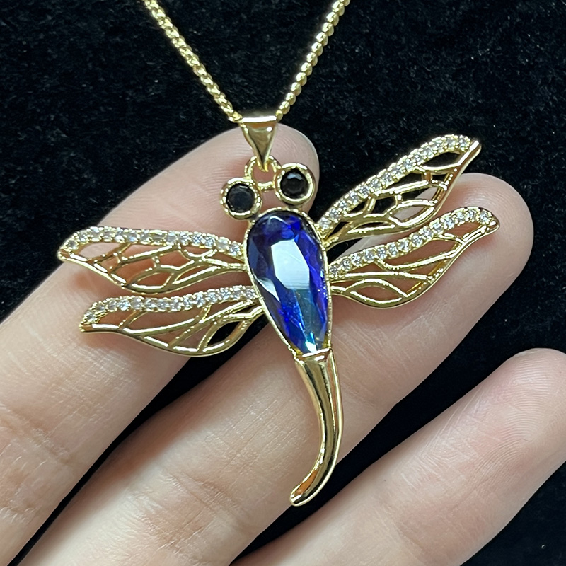 Vàng 18K-Vòng cổ mặt dây chuyền chuồn chuồn với thân thể tinh thể mặt xanh, mắt đá quý đen và chi tiết cánh filigree cho bản chất thanh lịch-Trang sức lấy cảm hứng